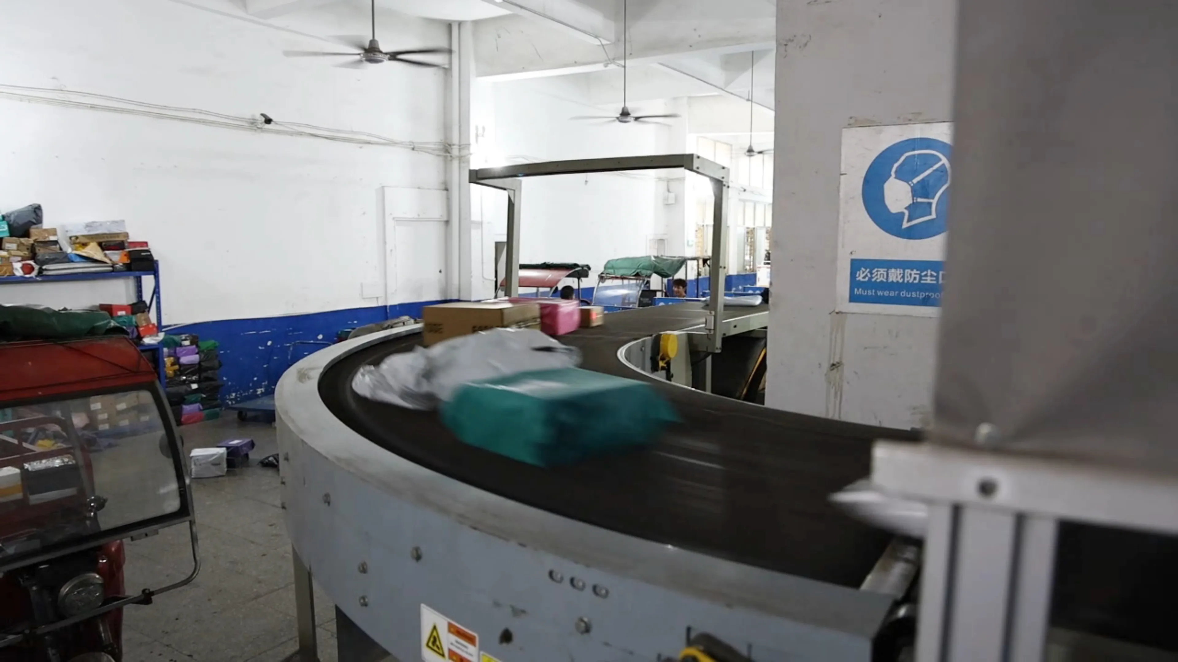 Curved Belt Conveyor Product Display