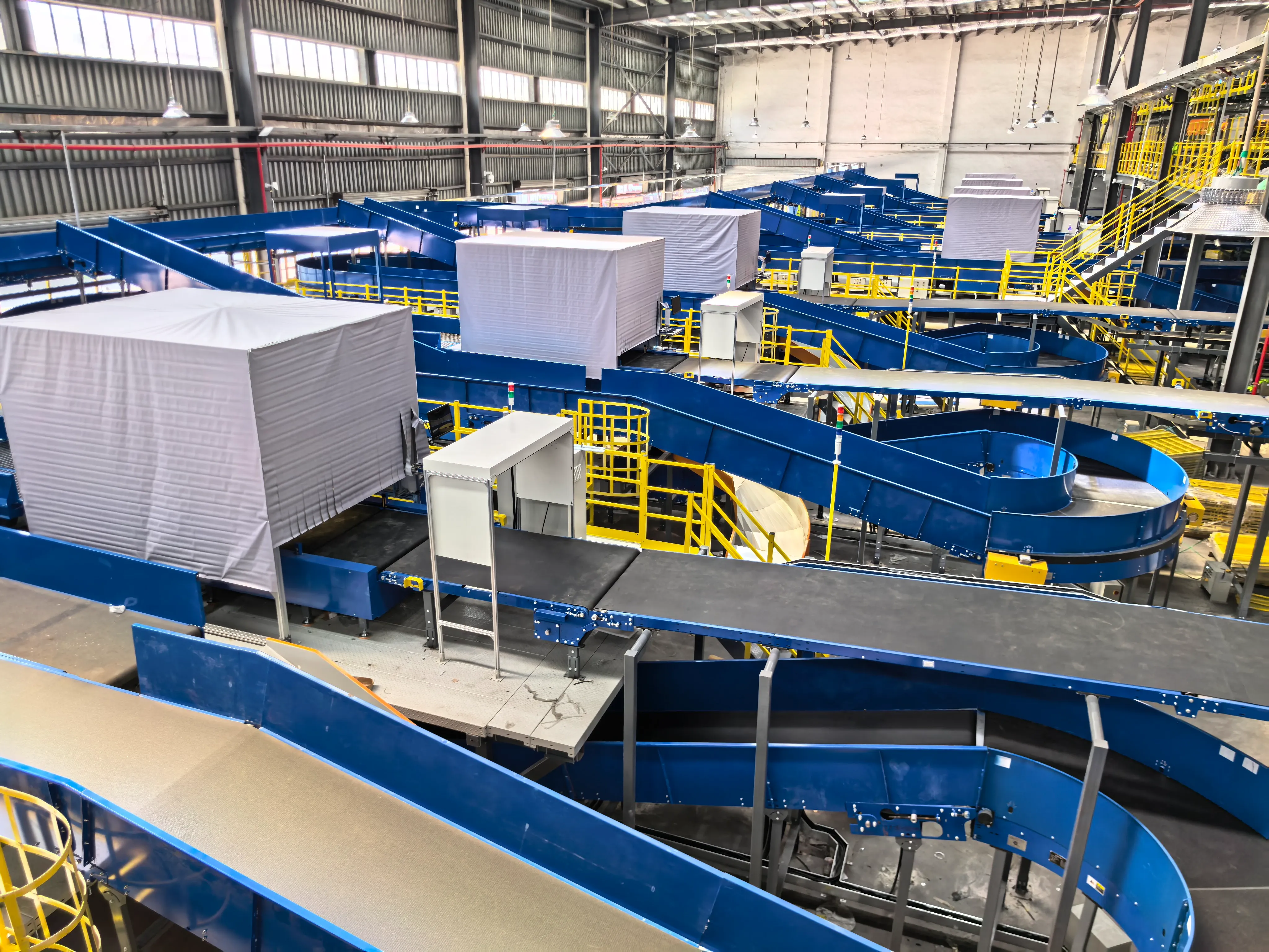 Curved Conveyor Belt for Warehouse Automation