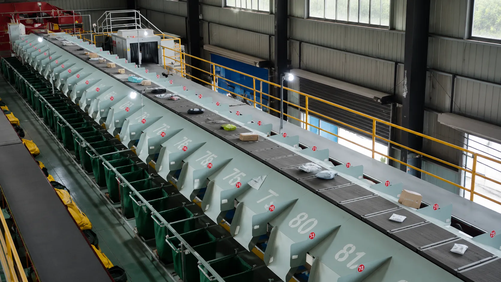 High-speed narrow-belt sorter with automatic parcel feeding