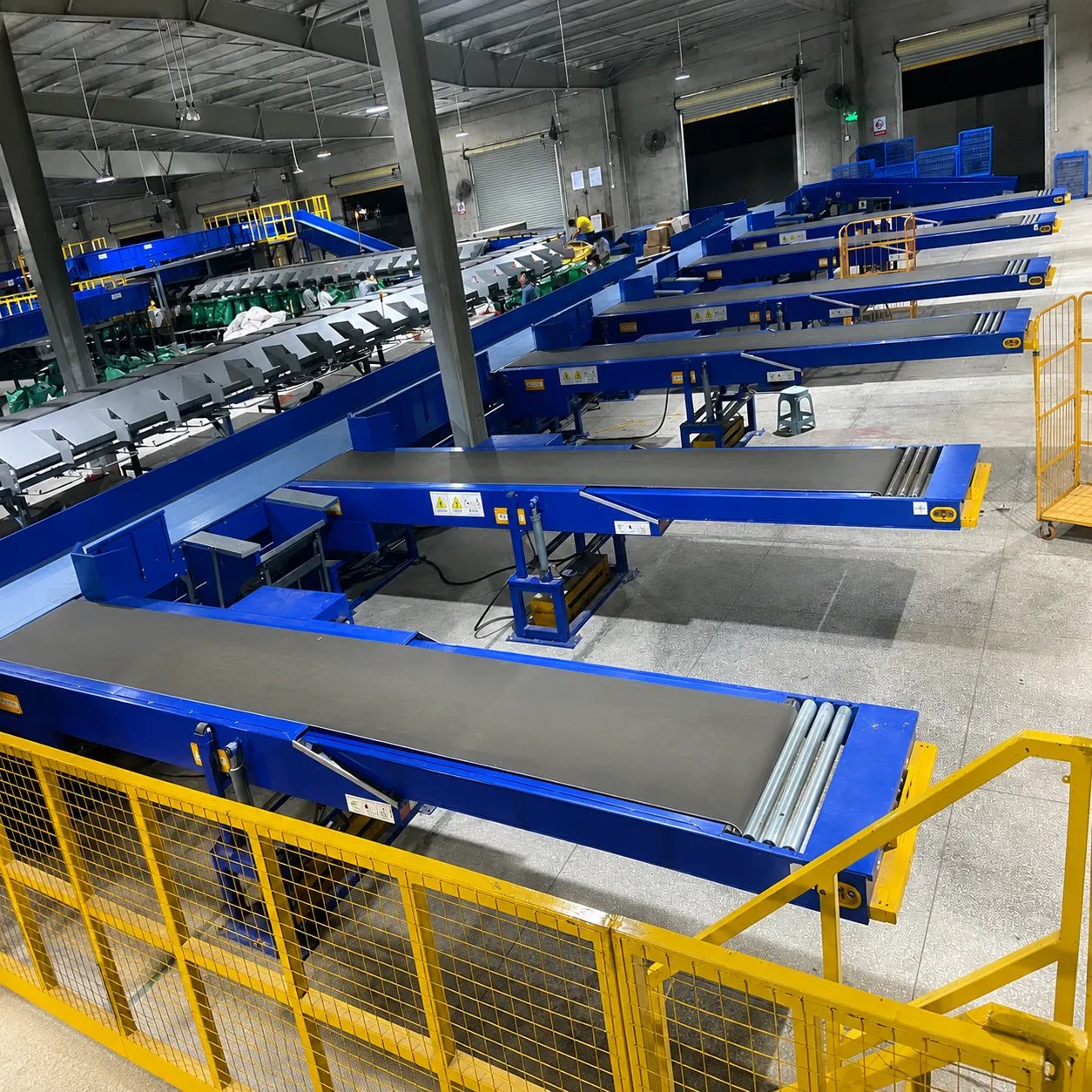 extra-long-reach telescopic conveyor