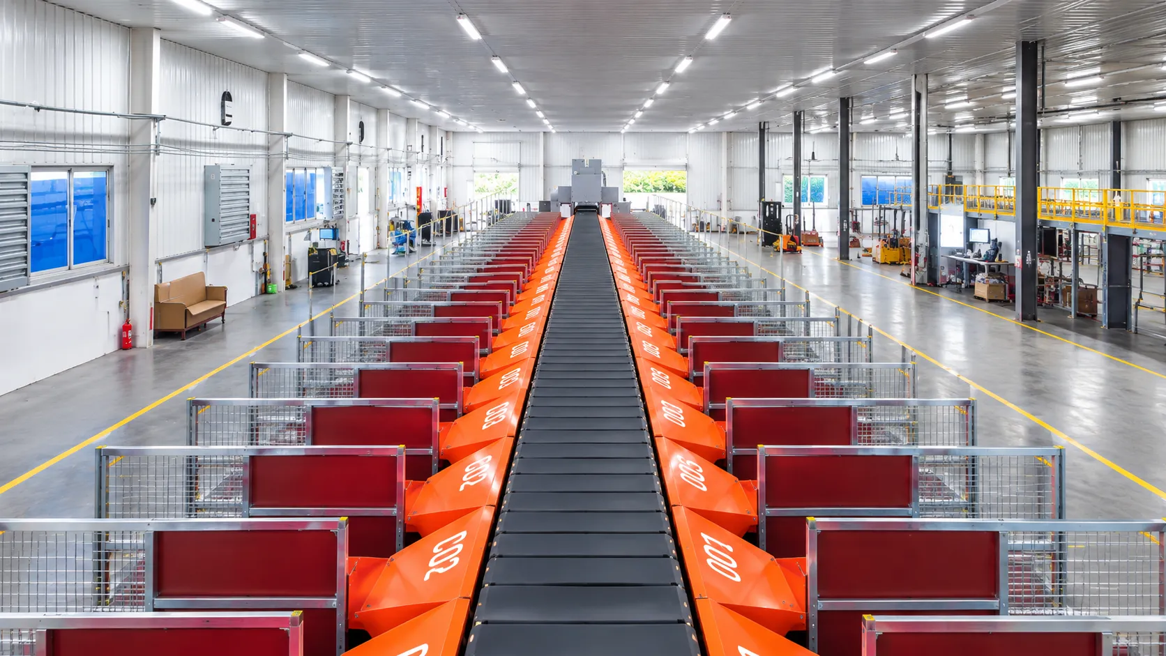 Quanzhou Express Hub Narrow Belt Sorter Line in Operation