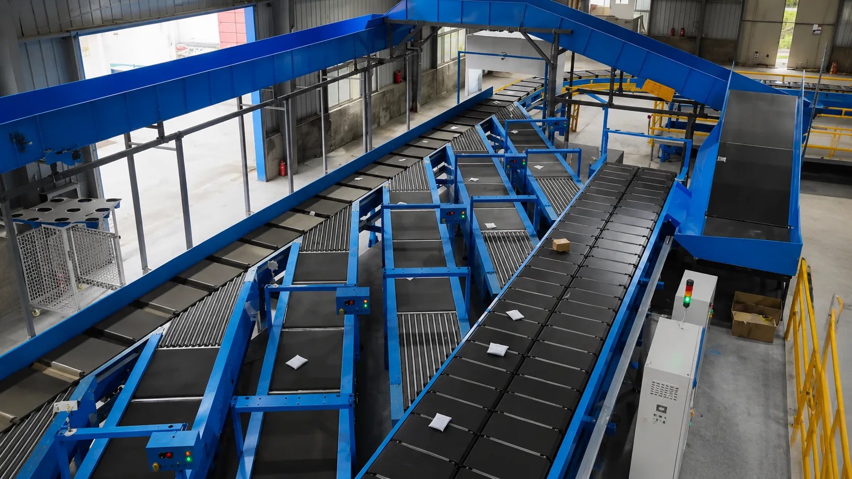 Dual-channel automatic parcel induction system with dual feeding lanes